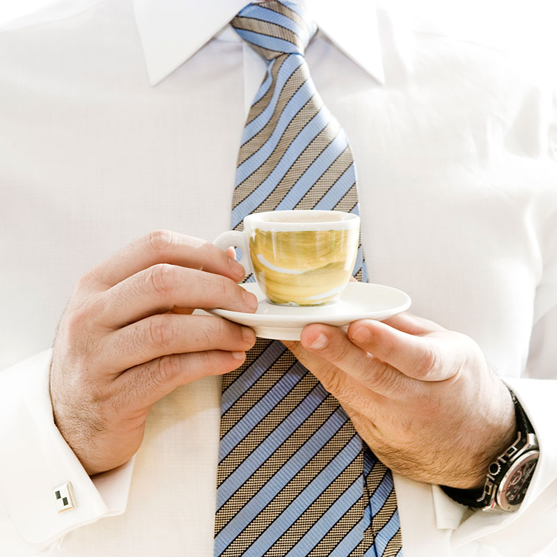 Hombre con corbata y un espresso