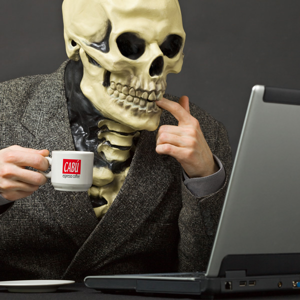 Happy halloween esqueleto con cafe
