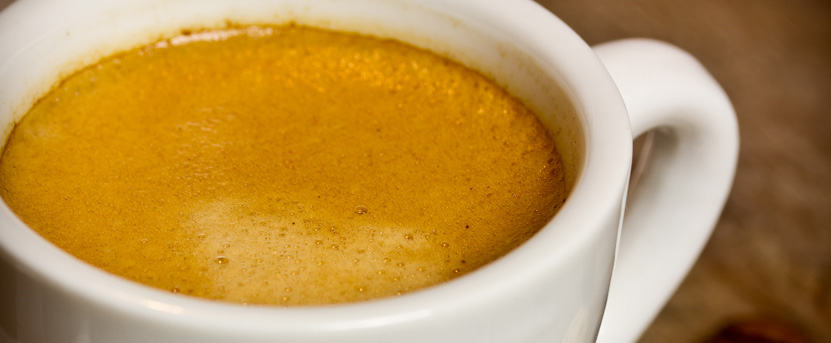 cafe muy cremoso en una taza