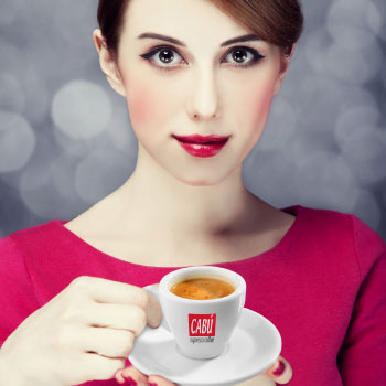 mujer con taza de cafe de capsula